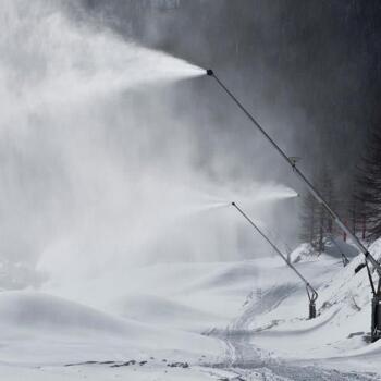 Cannone da neve nella località montana 