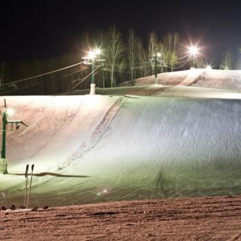 Cannone da neve nella stazione sciistica 
